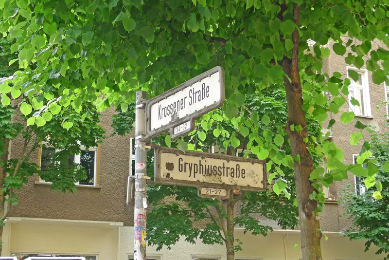 Tolle Lage, Krossener Straße! Altbauklassiker mit Balkon, Holzdielen und Wannenbad — photo 1